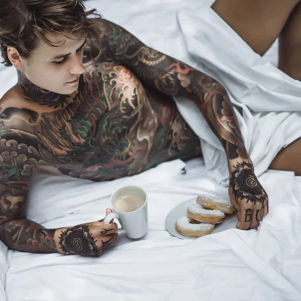 Guapo Joven Tatuado Hombre Relajarse Cama Blanca — Foto de Stock