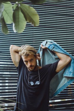 Yakışıklı delikanlı denim jeans giyim 