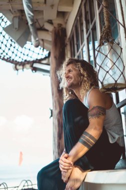 Yakışıklı orta yaş erkek uzun sarı saçlı ve dövmeler