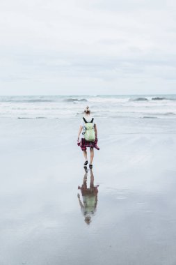 Şık genç kadın deniz kıyısı yürüyüş