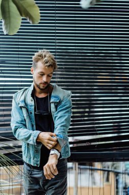 Yakışıklı delikanlı denim jeans giyim 