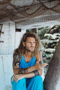 Yakışıklı orta yaş erkek uzun sarı saçlı ve dövmeler