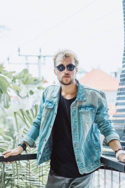 Yakışıklı delikanlı denim jeans giyim 