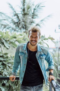 Yakışıklı delikanlı denim jeans giyim 