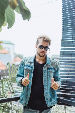 Yakışıklı delikanlı denim jeans giyim 