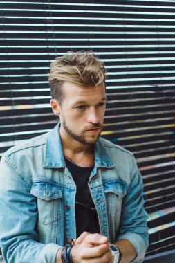 Yakışıklı delikanlı denim jeans giyim 