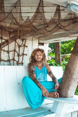 Yakışıklı orta yaş erkek uzun sarı saçlı ve dövmeler