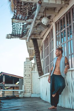 Yakışıklı orta yaş erkek uzun sarı saçlı ve dövmeler