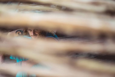 Yakışıklı orta yaş erkek uzun sarı saçlı ve dövmeler