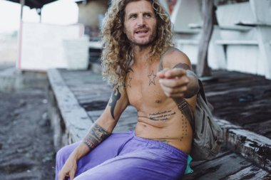 Yakışıklı orta yaş erkek uzun sarı saçlı ve dövmeler