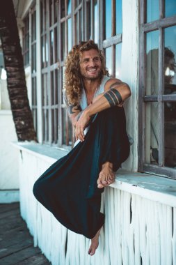 Yakışıklı orta yaş erkek uzun sarı saçlı ve dövmeler