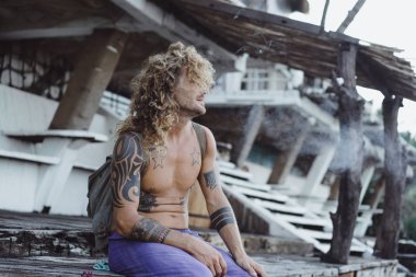 Yakışıklı orta yaş erkek uzun sarı saçlı ve dövmeler