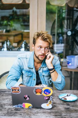 Yakışıklı delikanlı ile laptop açık Cafe