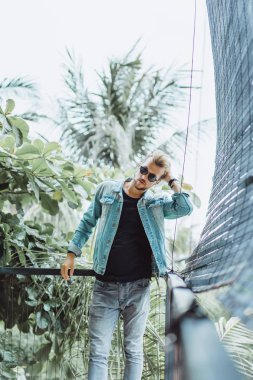 Yakışıklı delikanlı denim jeans giyim 