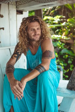 Yakışıklı orta yaş erkek uzun sarı saçlı ve dövmeler