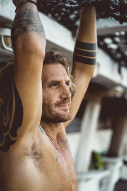 Yakışıklı orta yaş erkek uzun sarı saçlı ve dövmeler