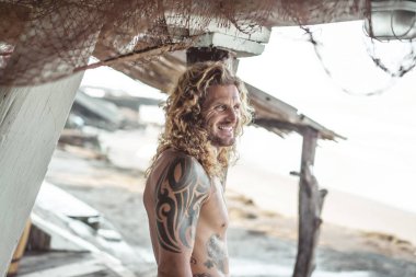 Yakışıklı orta yaş erkek uzun sarı saçlı ve dövmeler