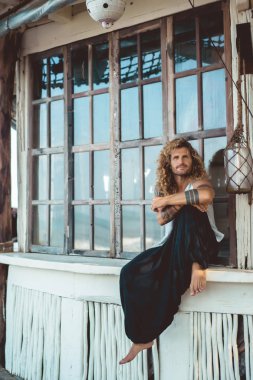 Yakışıklı orta yaş erkek uzun sarı saçlı ve dövmeler