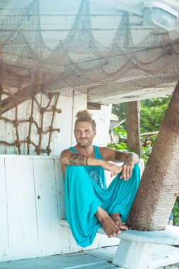 Yakışıklı orta yaş erkek uzun sarı saçlı ve dövmeler