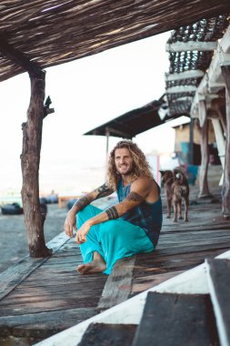 Yakışıklı orta yaş erkek uzun sarı saçlı ve dövmeler