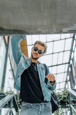 Yakışıklı delikanlı denim jeans giyim 