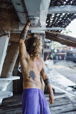 Yakışıklı orta yaş erkek uzun sarı saçlı ve dövmeler