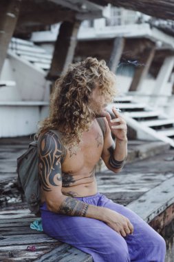 Yakışıklı orta yaş erkek uzun sarı saçlı ve dövmeler