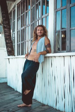 Yakışıklı orta yaş erkek uzun sarı saçlı ve dövmeler