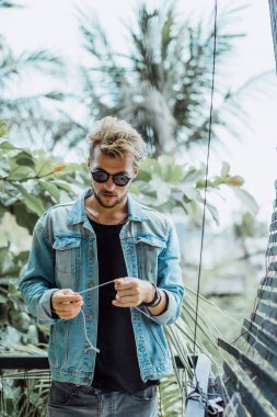 Yakışıklı delikanlı denim jeans giyim 