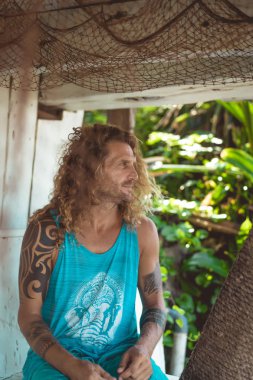 Yakışıklı orta yaş erkek uzun sarı saçlı ve dövmeler