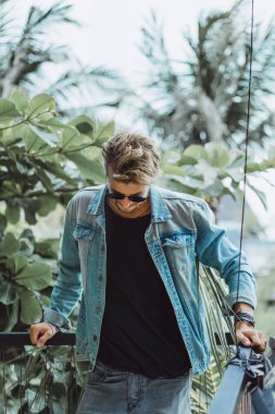 Yakışıklı delikanlı denim jeans giyim 