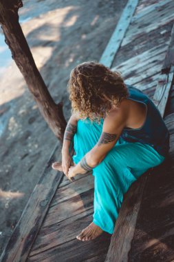 Yakışıklı orta yaş erkek uzun sarı saçlı ve dövmeler