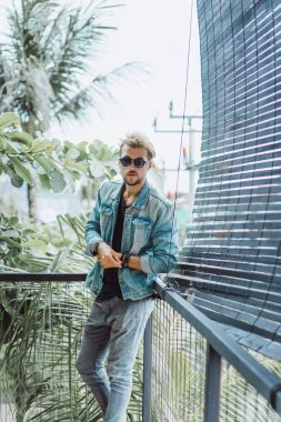 Yakışıklı delikanlı denim jeans giyim 