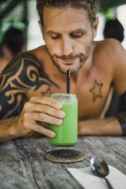 adam içki sağlıklı yeşil smoothie 