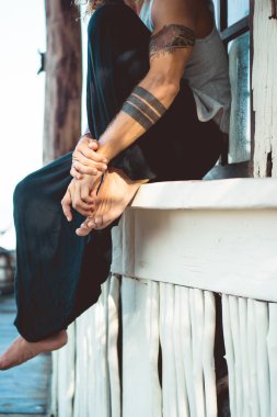 oturan adamın dövmeler ile kısmi görünümü