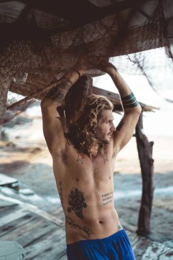 Yakışıklı orta yaş erkek uzun sarı saçlı ve dövmeler