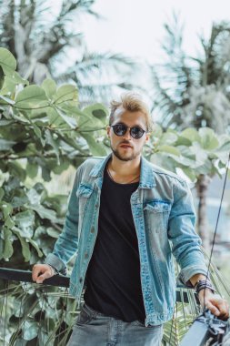 Yakışıklı delikanlı denim jeans giyim 