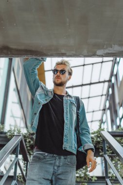 Yakışıklı delikanlı denim jeans giyim 