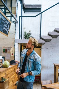 Yakışıklı delikanlı denim jeans giyim 