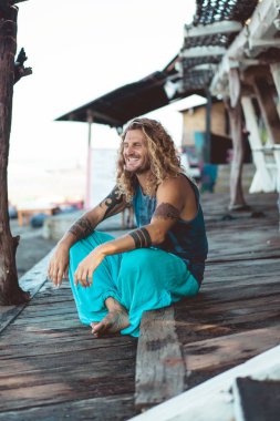 Yakışıklı orta yaş erkek uzun sarı saçlı ve dövmeler