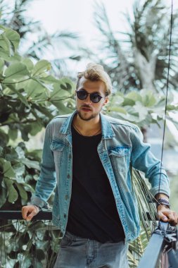 Yakışıklı delikanlı denim jeans giyim 