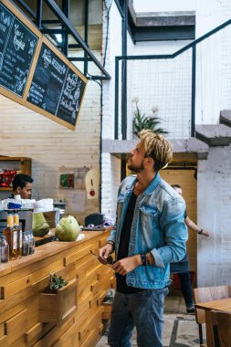 Yakışıklı delikanlı denim jeans giyim 