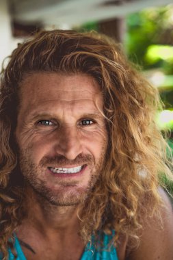 Yakışıklı orta yaş erkek uzun sarı saçlı ve dövmeler