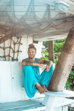 Yakışıklı orta yaş erkek uzun sarı saçlı ve dövmeler