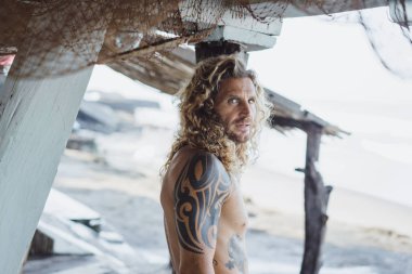 Yakışıklı orta yaş erkek uzun sarı saçlı ve dövmeler