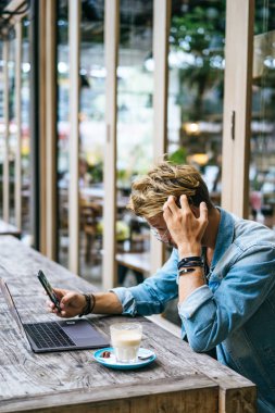 Yakışıklı delikanlı ile laptop açık Cafe