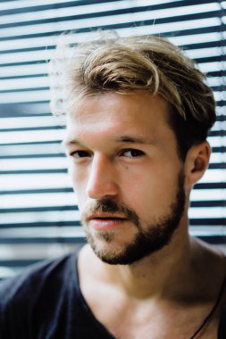 Yakışıklı delikanlı denim jeans giyim 