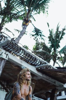 Yakışıklı orta yaş erkek uzun sarı saçlı ve dövmeler