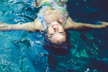 Yüzme havuz mavi su genç rahat kadın 