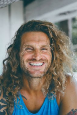 Yakışıklı orta yaş erkek uzun sarı saçlı ve dövmeler